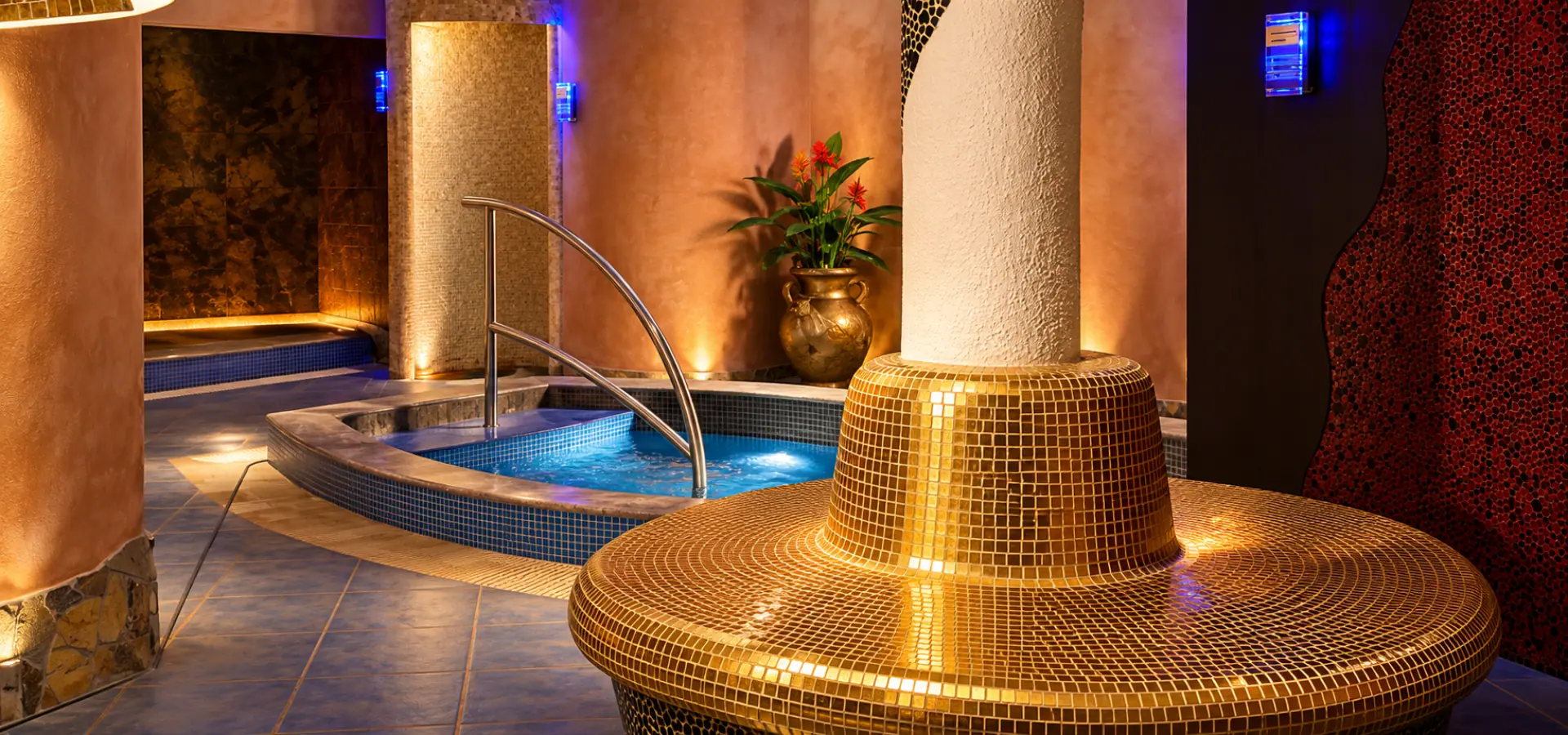Wellness s hydromasážnym bazénom a zlatým kreslom
