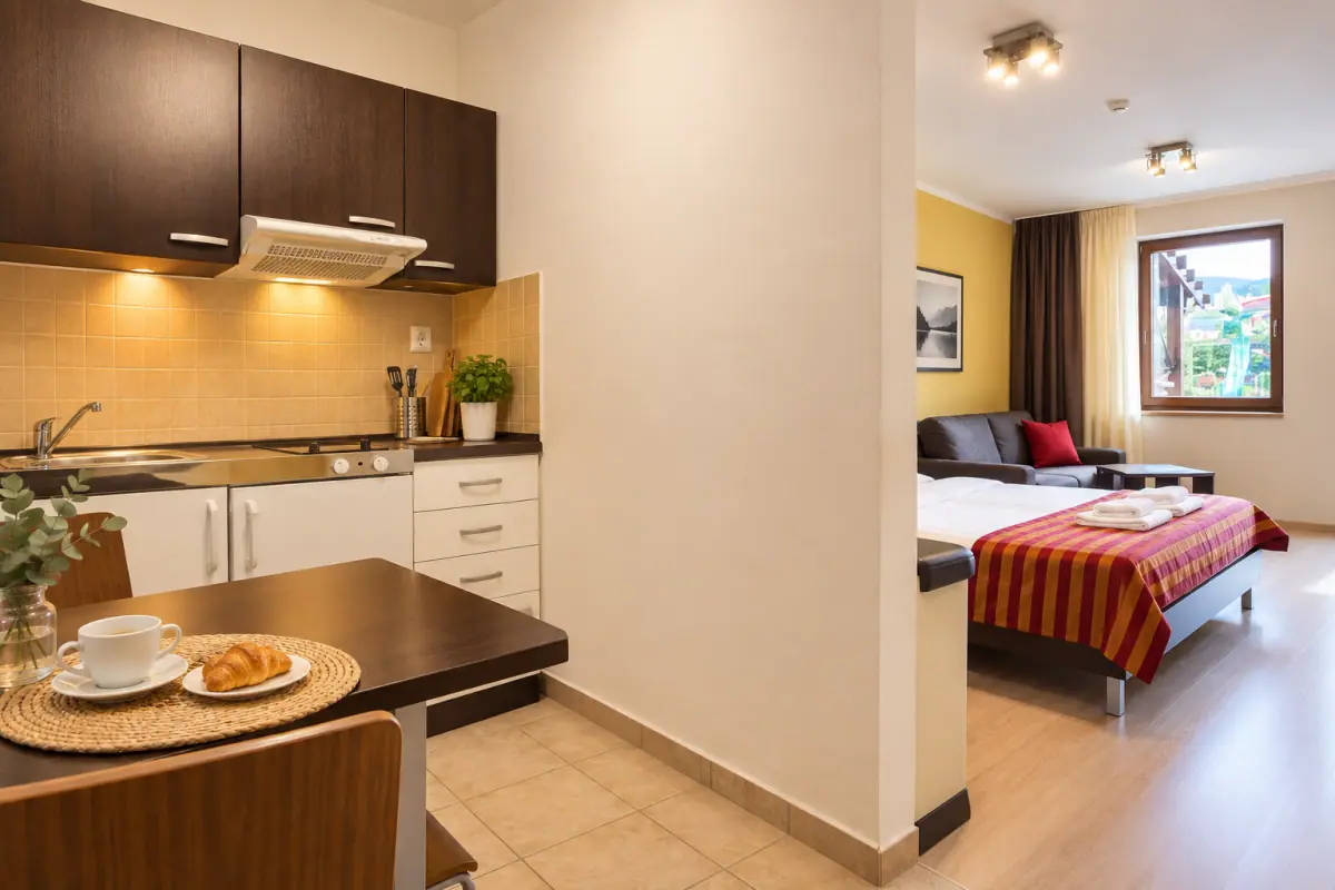 Kuchynský kút s jedálenským stolom v apartmáne