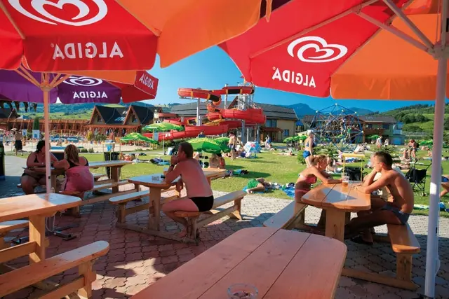 Vonkajšie posedenie pod slnečníkmi v areáli
