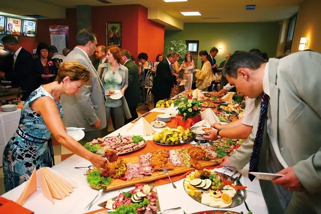 Bufetové stolovanie s pestrou ponukou jedál