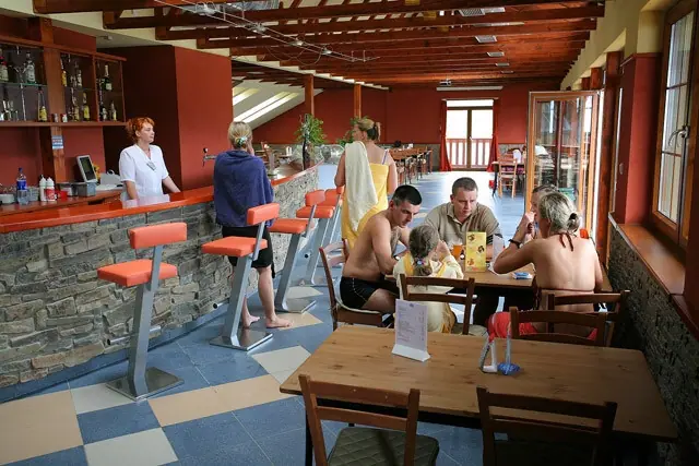 Bar s vysokými stoličkami a posedením
